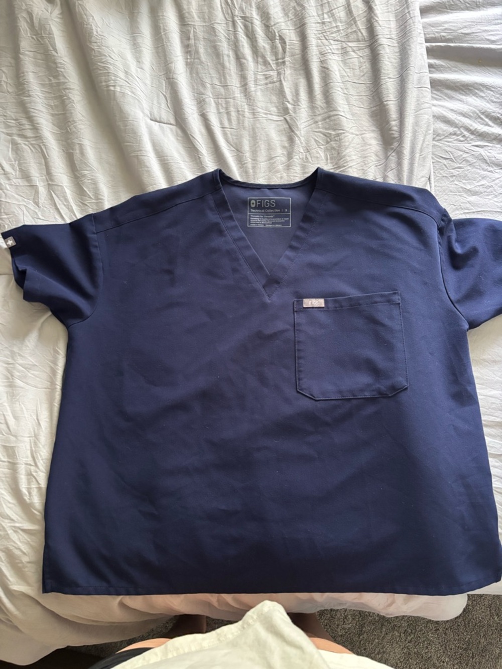 FIGS women’s Navy V-Neck Scrub Top